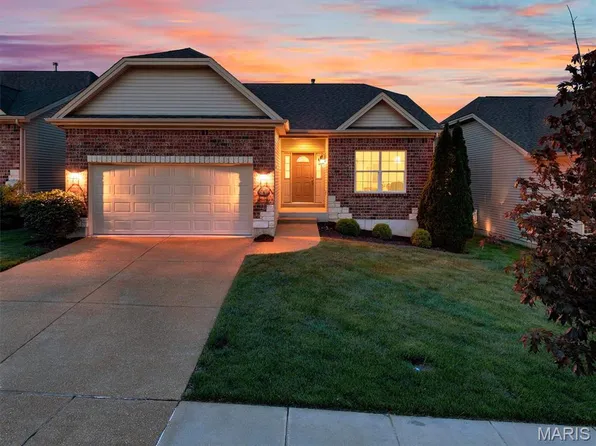 1247 Emerald Gardens Dr, Saint Peters, MO 63376