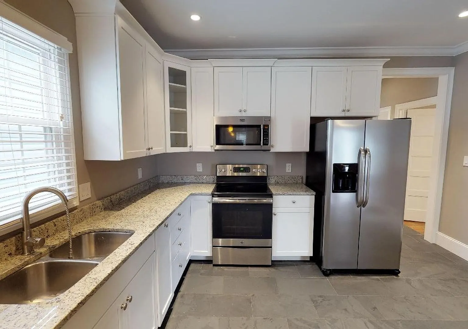 Waitlist for Aug2027Jul2028 Now Open! |5BR/3BA Fort Sanders Home | Steps from Campus & Downtown — Photo 3