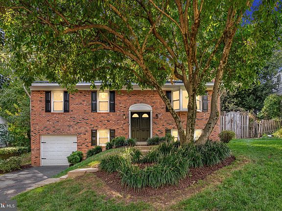 2nd image of 5006 Lone Oak Pl