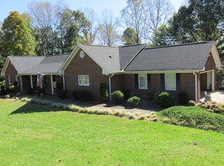 260 Dodson Woods Ln, Pilot Mtn, NC 27041