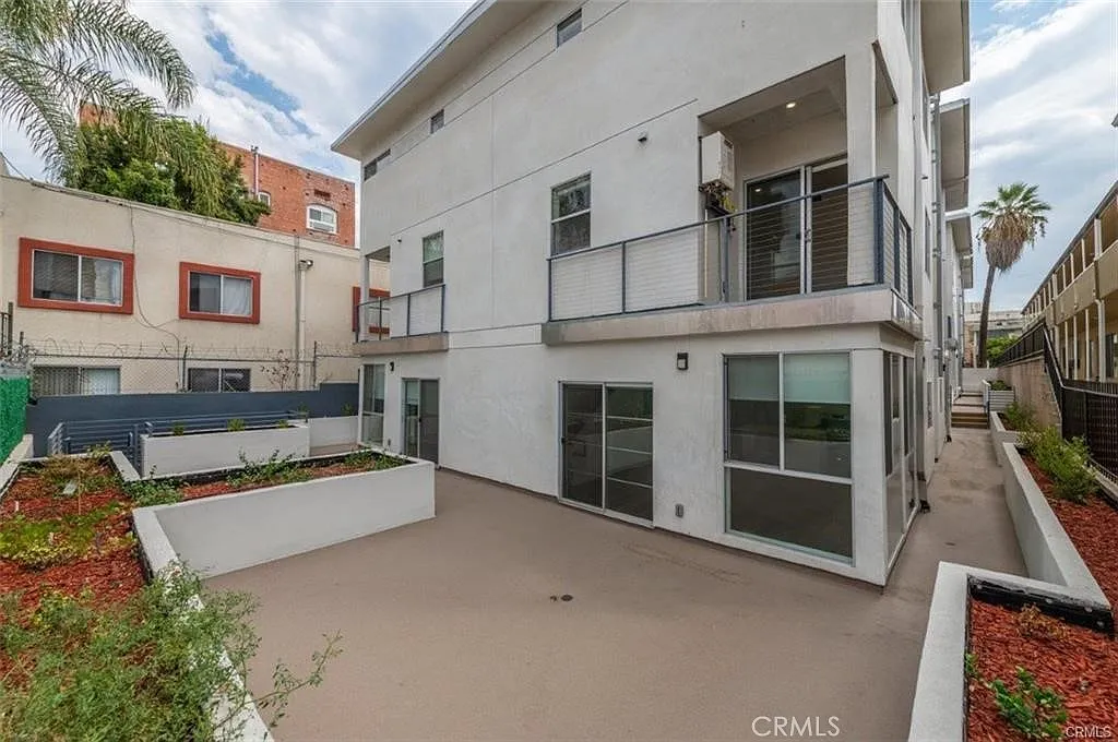 3 bed, 3.5 bath, 1500 sqft, $4,800 — Photo 1