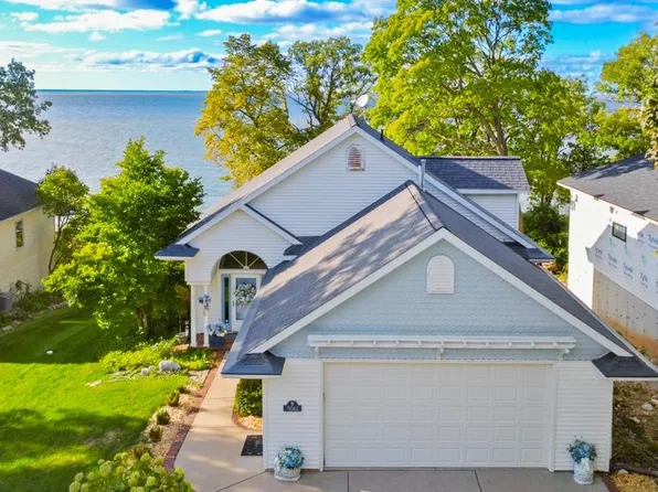 5061 Edgewater Beach Rd, Green Bay, WI 54311