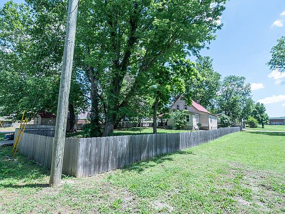 5th image of 502 Iowa St