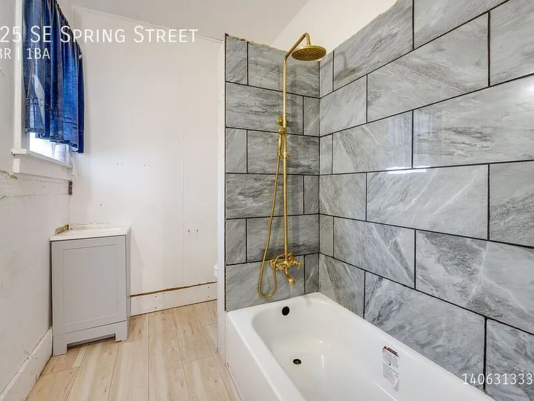 225 SE Spring St — Photo 9