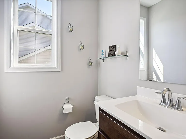 Main floor 1/2 bath