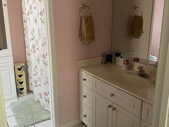 3rd image of 104 River Oaks Cir