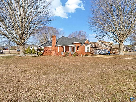 5th image of 2209 Springdale Dr SW