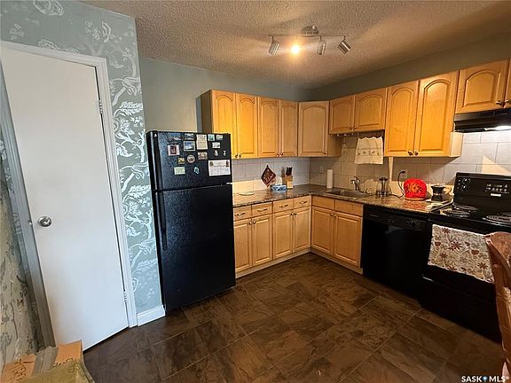 2nd image of UNIT 403-522 X AVENUE S