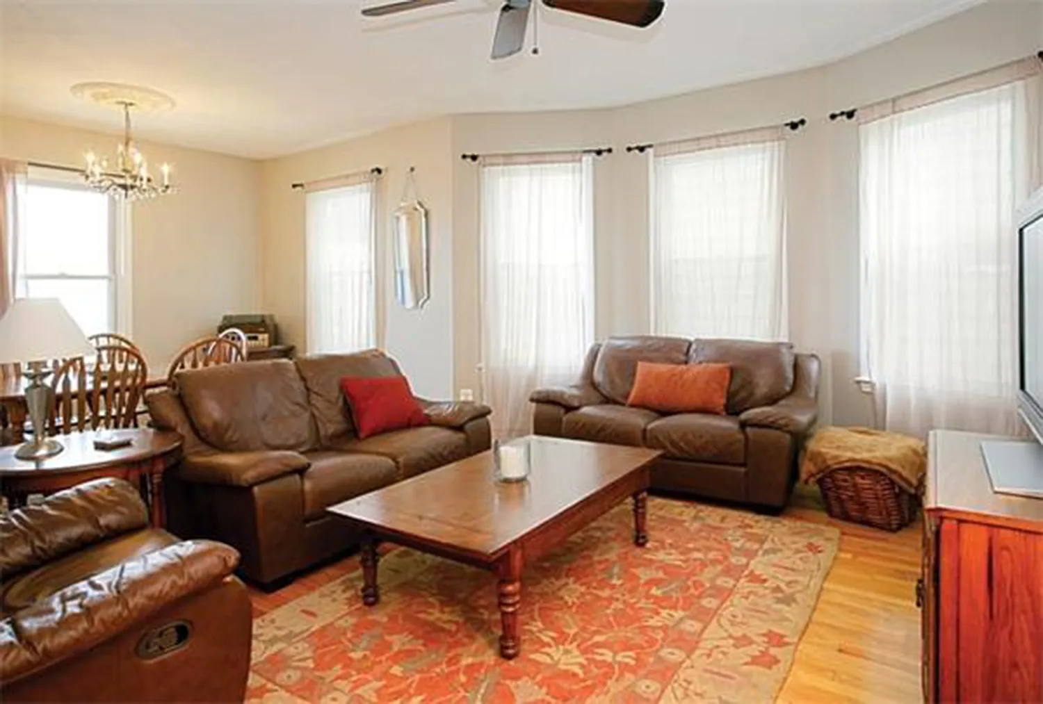 4 bed, 1.5 bath, 1100 sqft, $5,600 — Photo 2