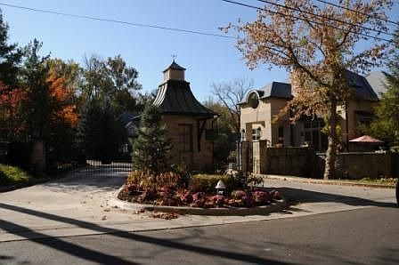 Welcome to Lyonsgate...secured entry!