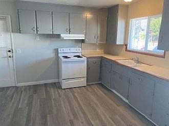 3rd image of 737 Lincoln St