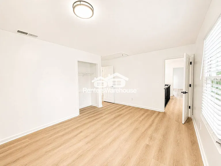 338 Travis St — Photo 27