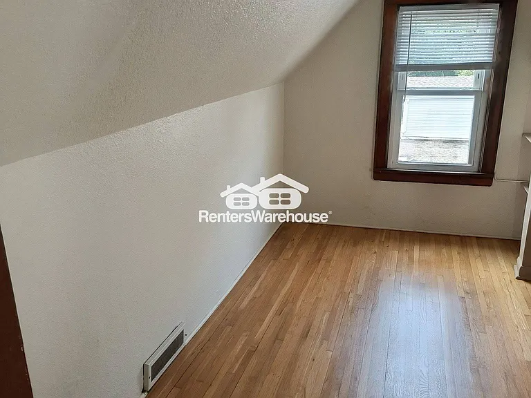 275 Maryland Ave W — Photo 9