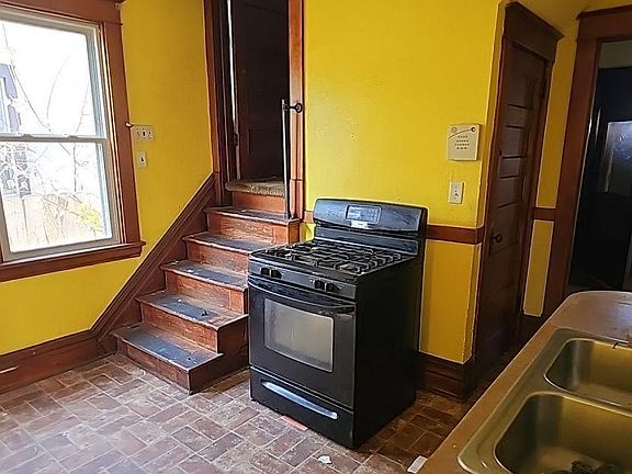 3rd image of 750 Charles Ave