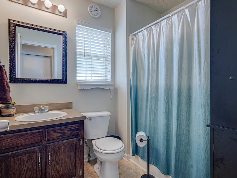 4002 Farmingham Woods Dr — Photo 17