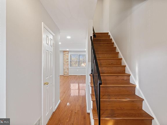 3rd image of 9814 Lakepointe Dr