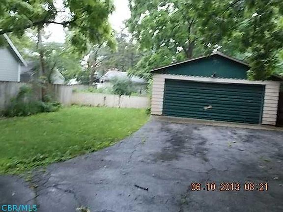 3rd image of 121 S Maple St