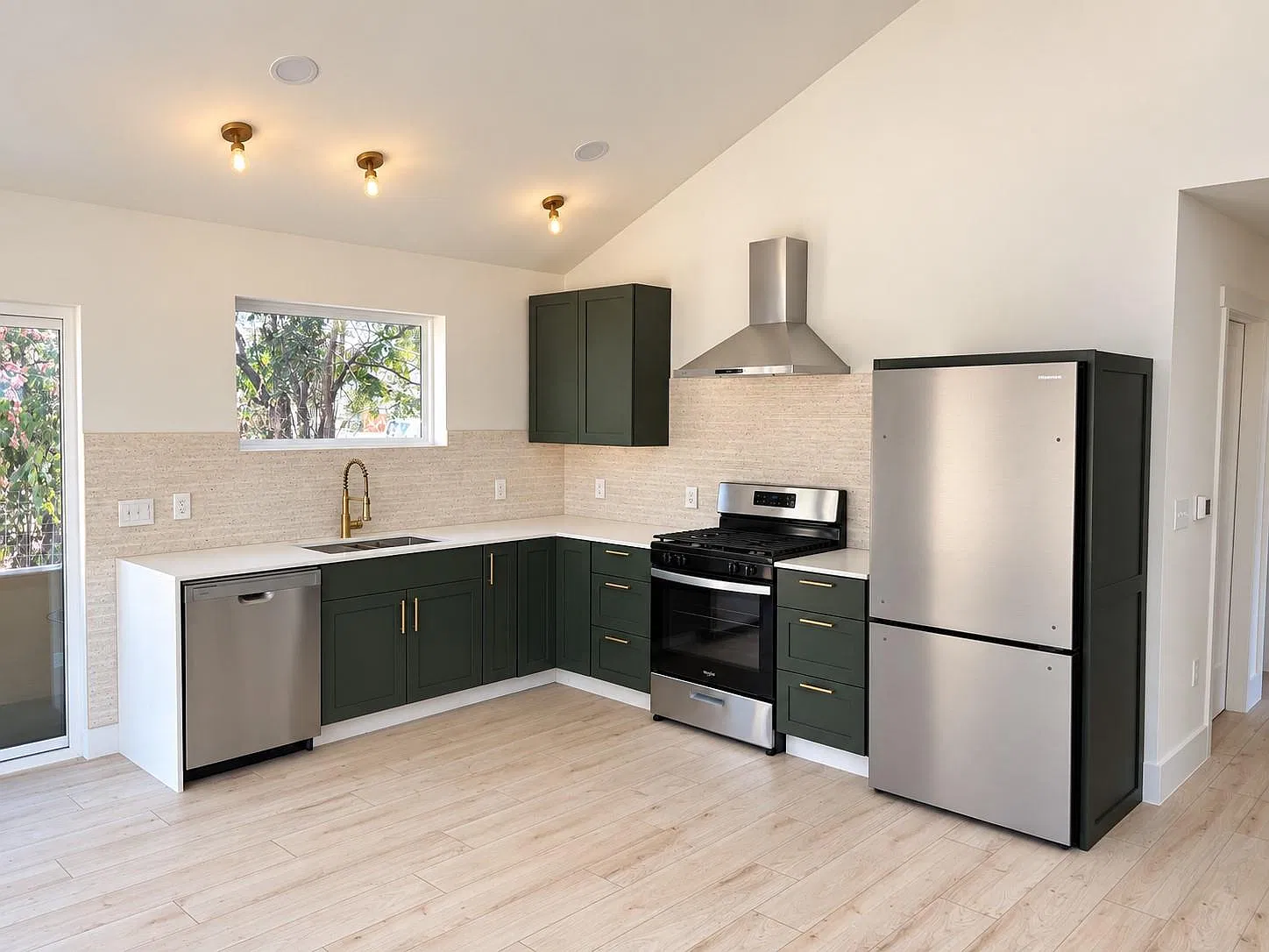 2 bed, 2.0 bath, 1144 sqft, $4,200 — Photo 2