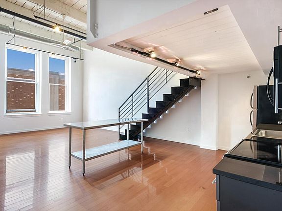 4th image of 1027 Arch St APT 407