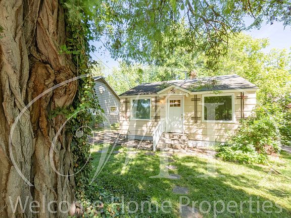 3rd image of 921 Woodlawn St