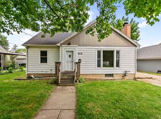 915 W 9th St, Cedar Falls, IA 50613