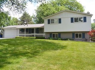2605 Bridle Rd, Bloomfield Hills, MI 48304