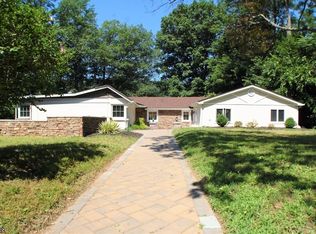 11 Manor Dr, Oak Ridge, NJ 07438