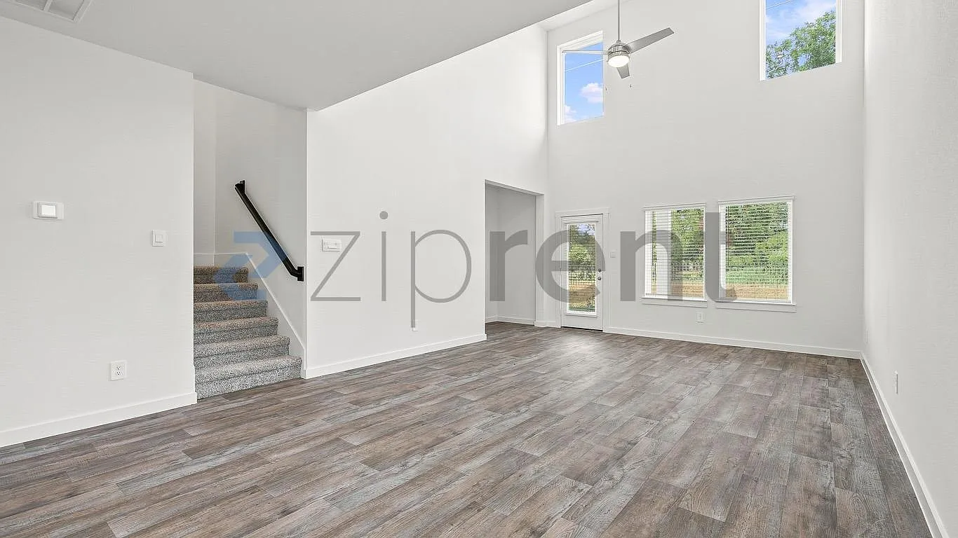 5 bed, 3.5 bath, 2500 sqft, $2,750 — Photo 2