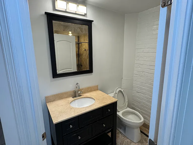 672 Maryland Ave NE #B — Photo 16