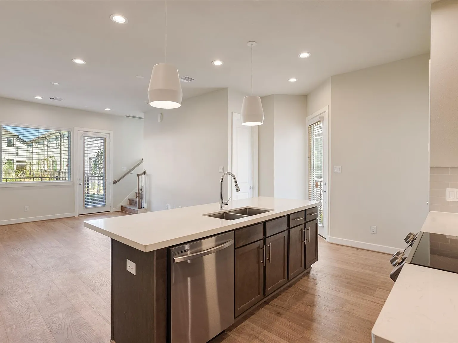 3 bed, 2.5 bath, 1504 sqft, $2,350 — Photo 2