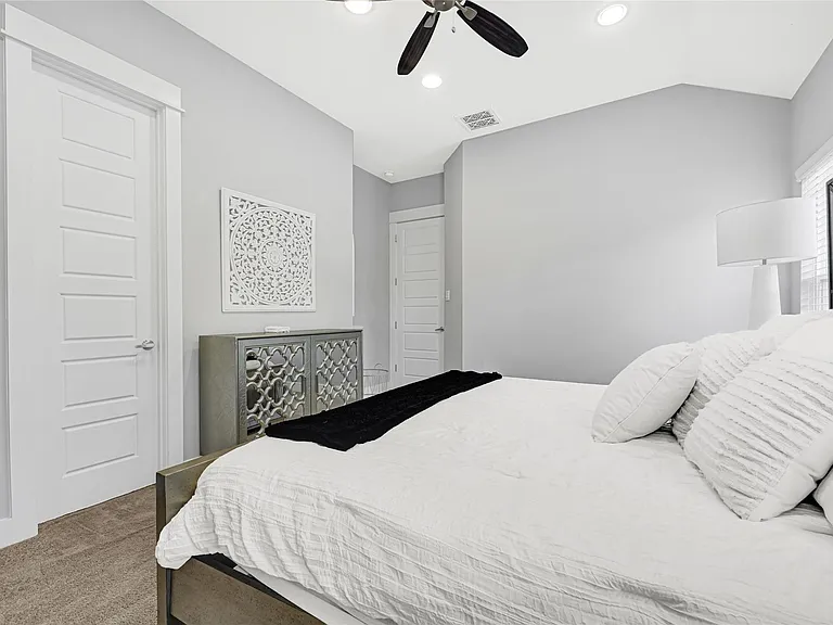 407 Yale Oaks Ln — Photo 10