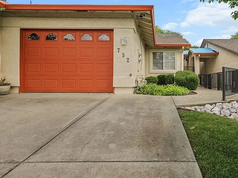 732 Stonebriar Trl — Photo 1