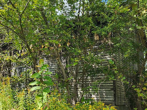 4th image of 1058 Exeter Rd