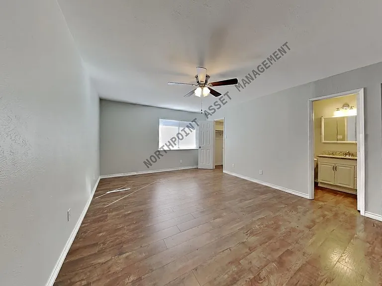 8825 Miami Dr — Photo 10
