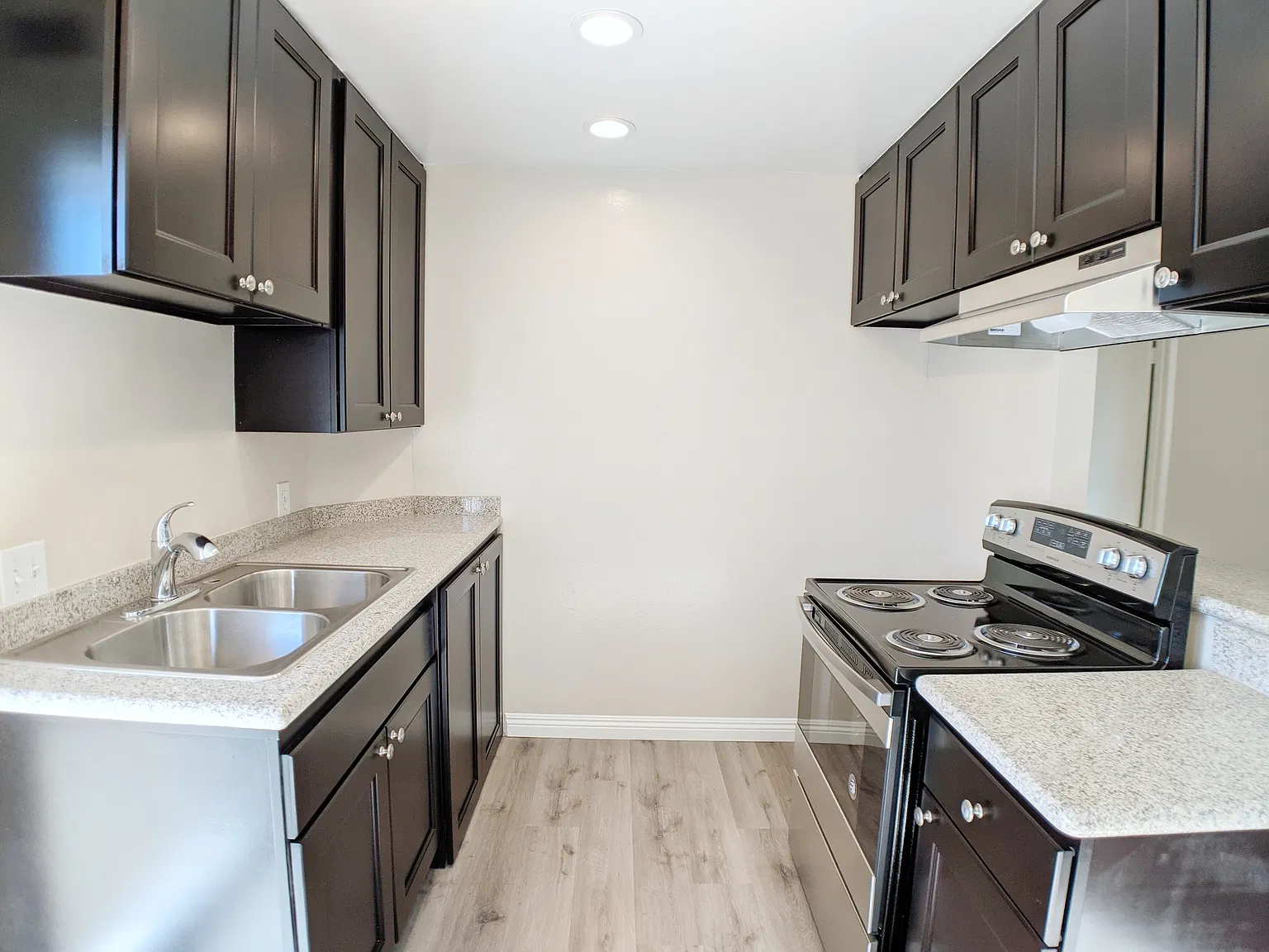 2851 Montrose Ave — Photo 2