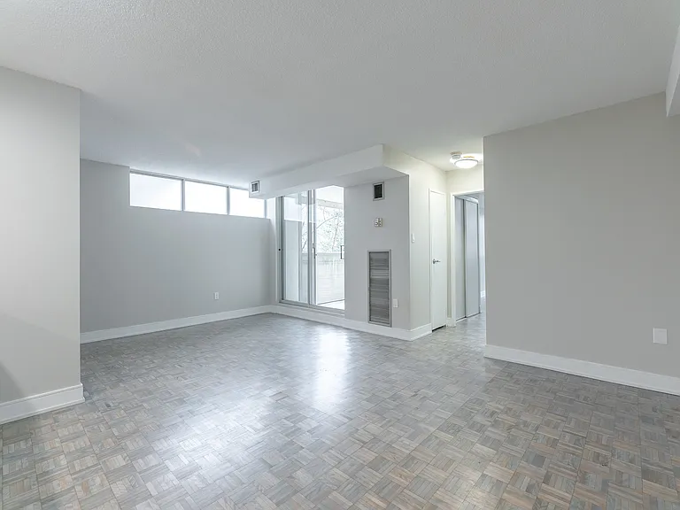 3575 Kaneff Cres — Photo 36