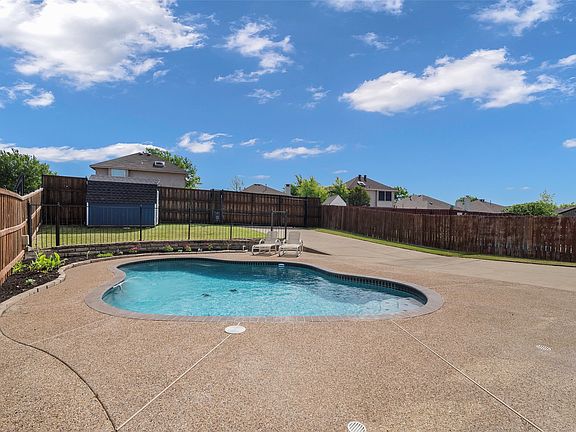 3rd image of 905 Elizabeth Dr