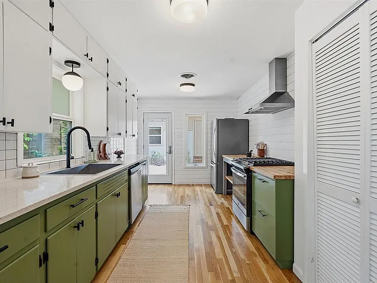 900 Stark St — Photo 11