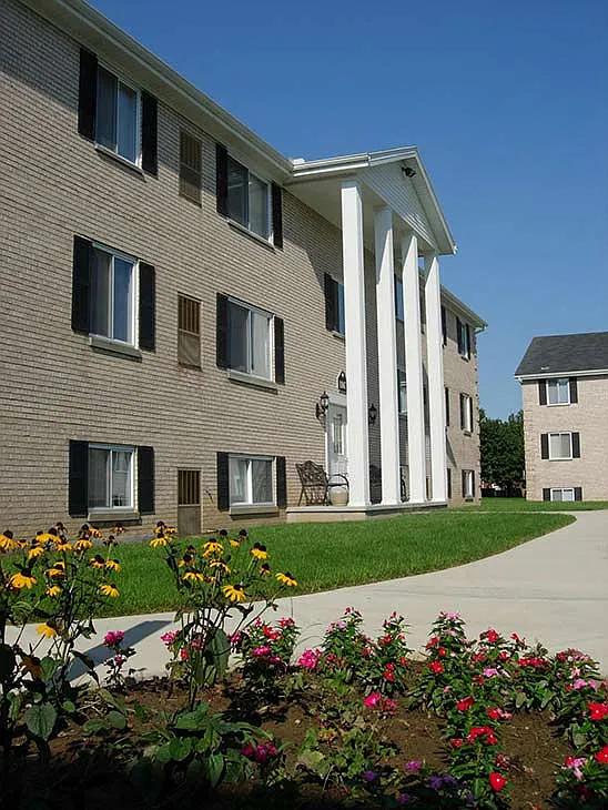 Woodview Commons Apartments — Photo 3