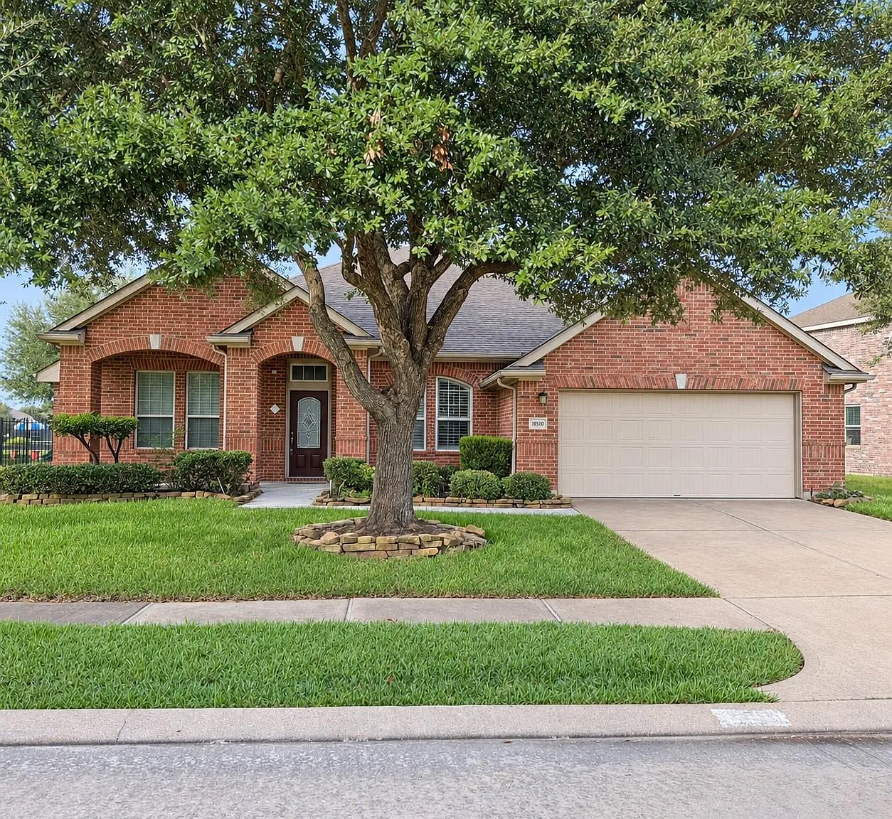 3 bed, 2.0 bath, 2992 sqft, $2,999 — Photo 1