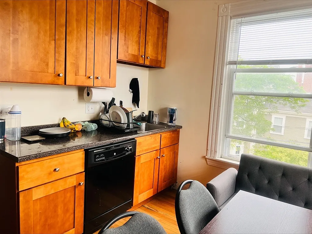 3 bed, 1.0 bath, 1100 sqft, $3,300 — Photo 3