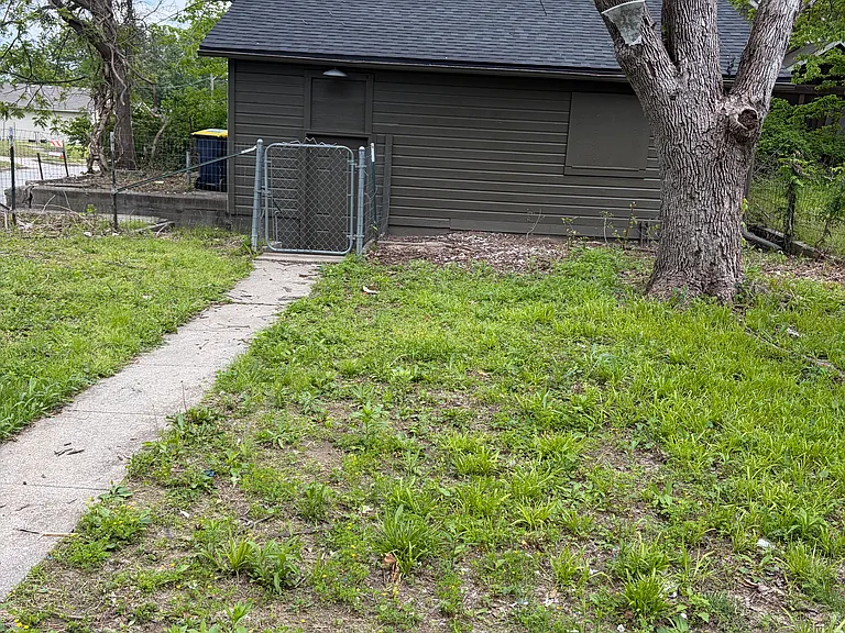 1601 Oakley Ave — Photo 1