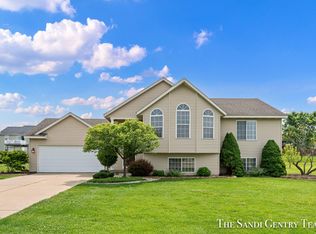 2106 Orchard Ridge Dr NW, Grand Rapids, MI