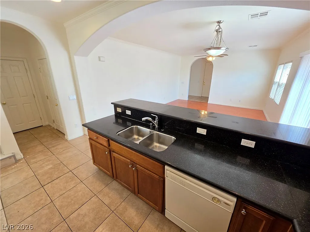 4 bed, 2.5 bath, 1699 sqft, $1,950 — Photo 3