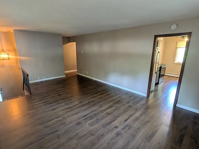 547 Allen Ave — Photo 2
