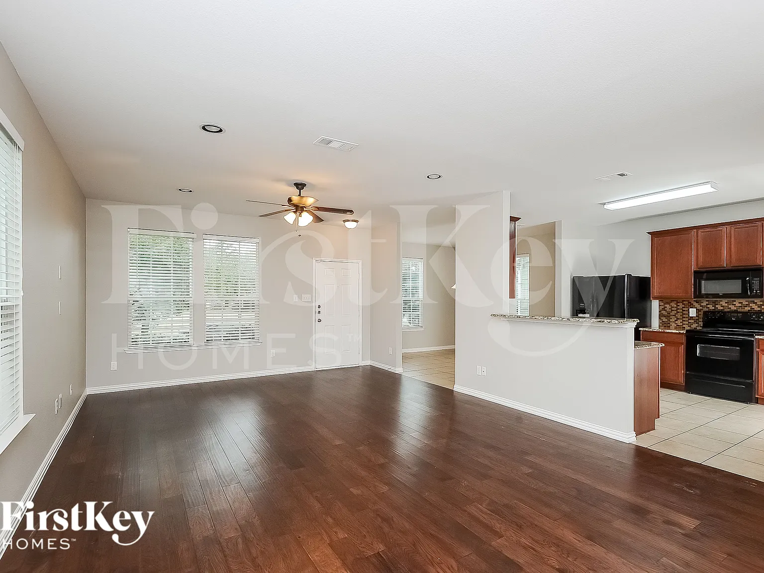 3 bed, 2.5 bath, 1940 sqft, $2,155 — Photo 2