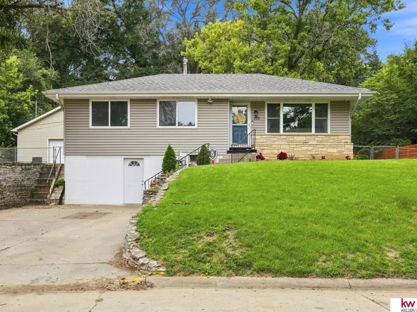 222 Pickardy Ln, Council Bluffs, IA 51503