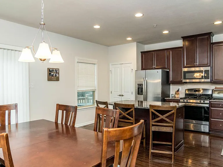 420 Fairmont Dr — Photo 4