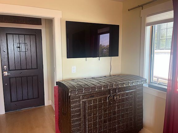 3rd image of 890 Regal Rd