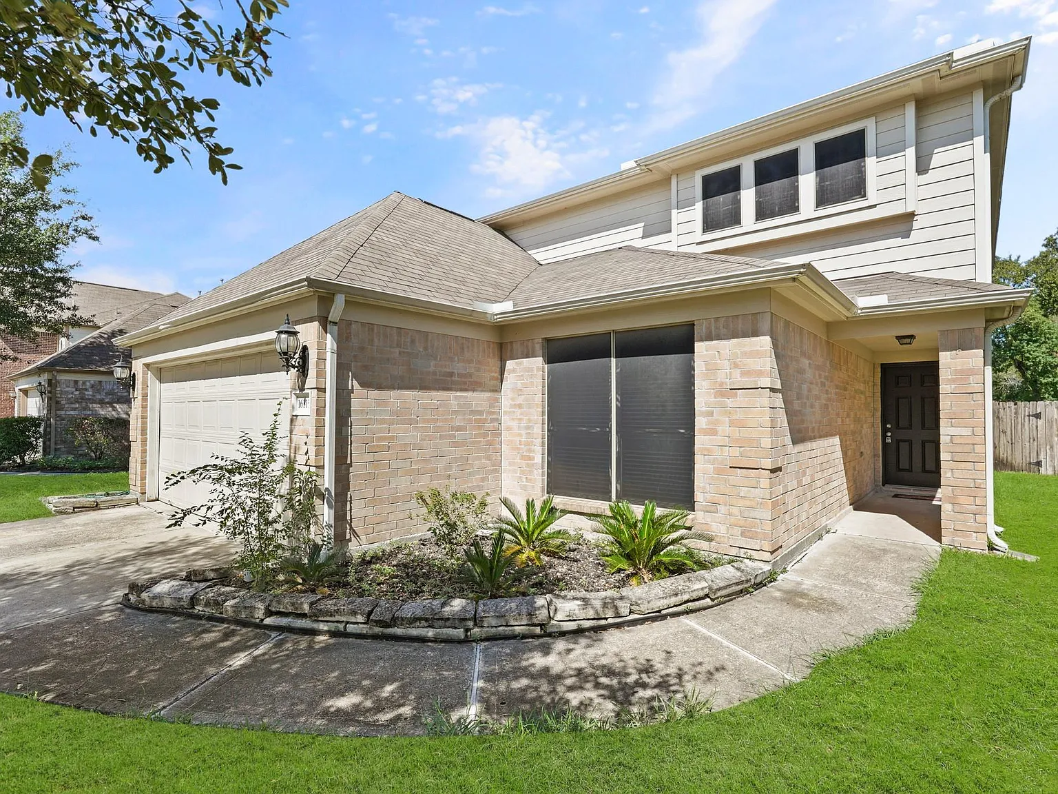 4 bed, 2.5 bath, 2509 sqft, $2,195 — Photo 2